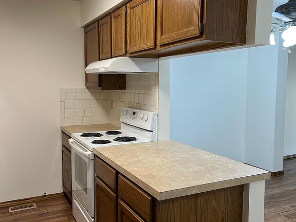 3rd image of 102 E Rosewood Ln