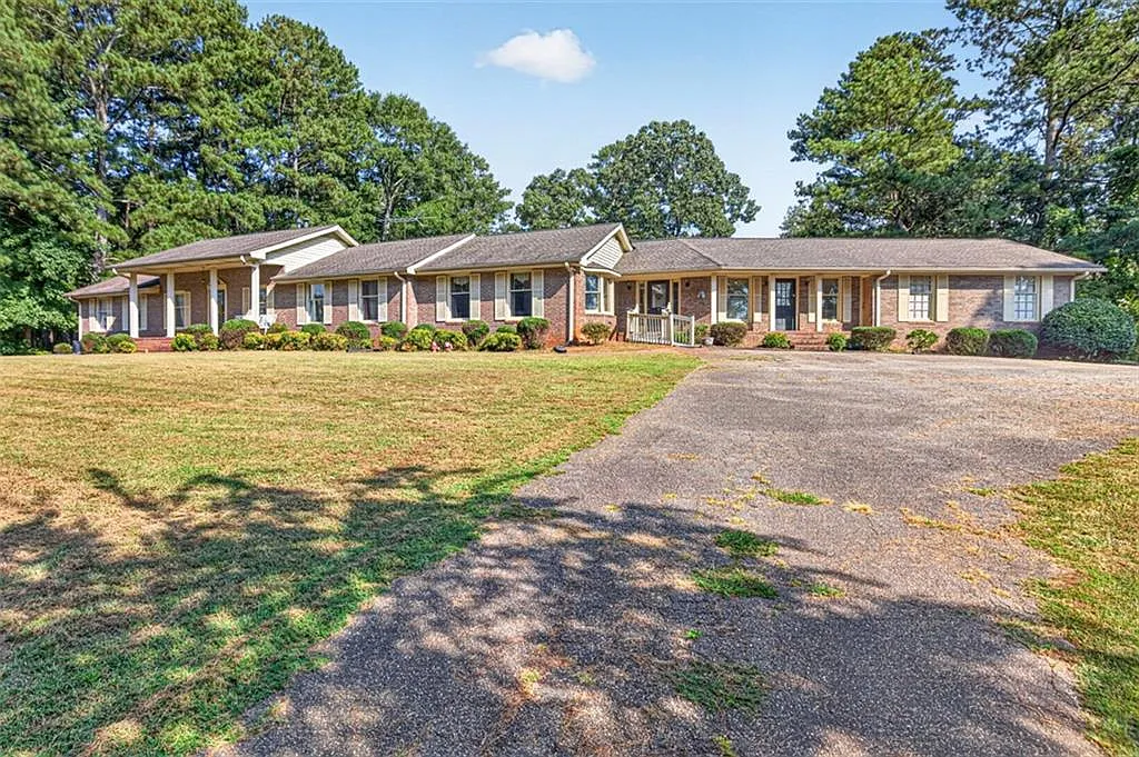 4 bed, 3.5 bath, 6090 sqft, $3,200 — Photo 2