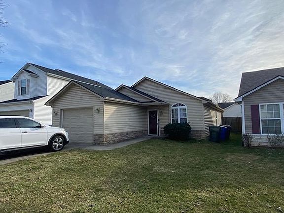 Charming 3 -bedroom home in Masterson station with a large backyard and one car garage. Conveniently located near downtown Lexington and Sandersville Elementary