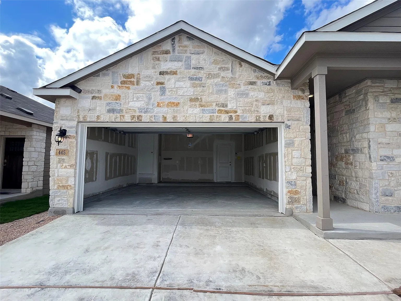 4 bed, 2.0 bath, 1974 sqft, $2,050 — Photo 2