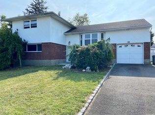 102 Burlington Ave, Deer Park, NY 11729