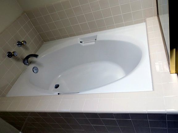 Master bedroom large tub