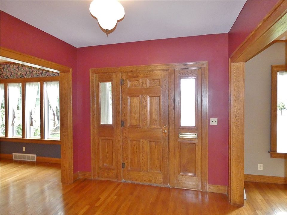 1121 Main St, Pella, IA 50219 Zillow