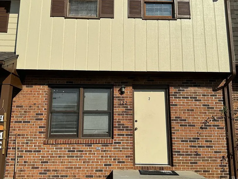 120 Oakcrest Cir — Photo 1