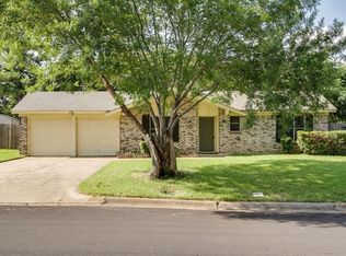 209 Town Creek Dr, Euless, TX 76039