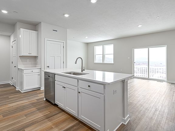 3rd image of 142 Scotland Ln