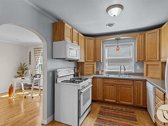 3rd image of 410 Maple Ave