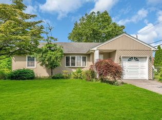4 Cheshire Rd, Bethpage, NY 11714