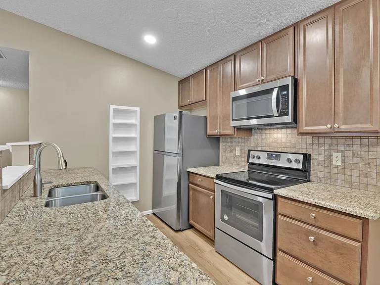 4618 Excalibur Ct — Photo 15