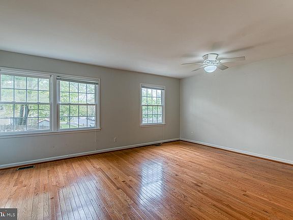 3rd image of 14814 Haymarket Ln