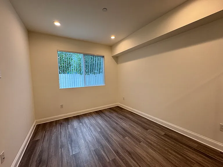 14934 Burbank Blvd #304 — Photo 8