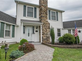 1 S Main St, Newtown, CT 06470