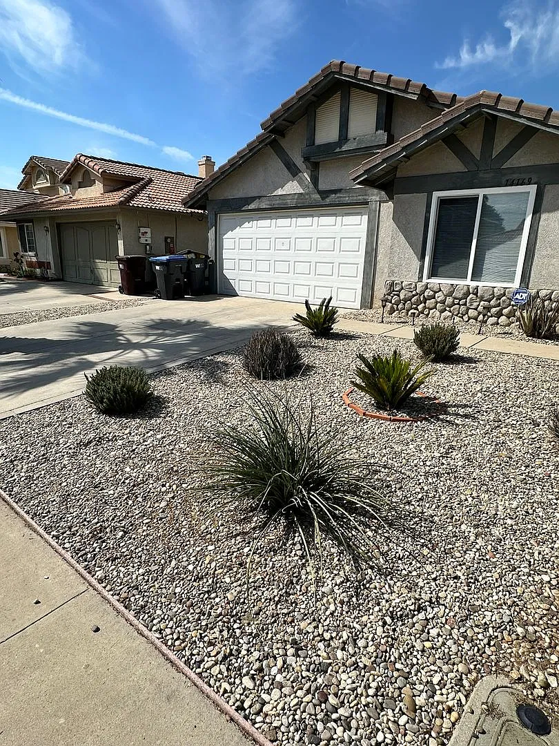 3Bd/2ba House + Den - 14169 Martinique Dr. — Photo 2