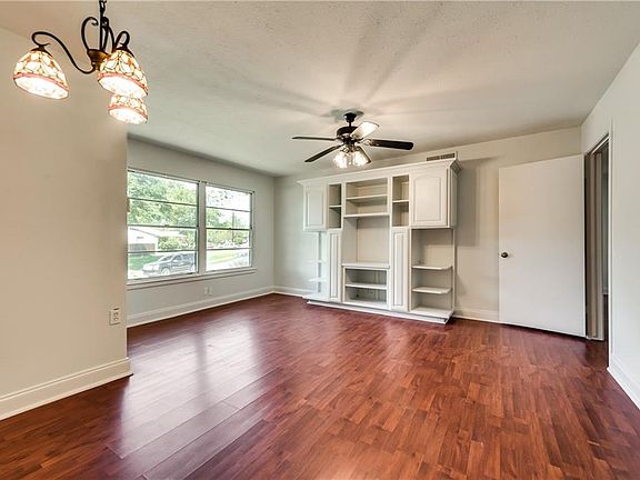 3rd image of 418 W Daugherty Dr