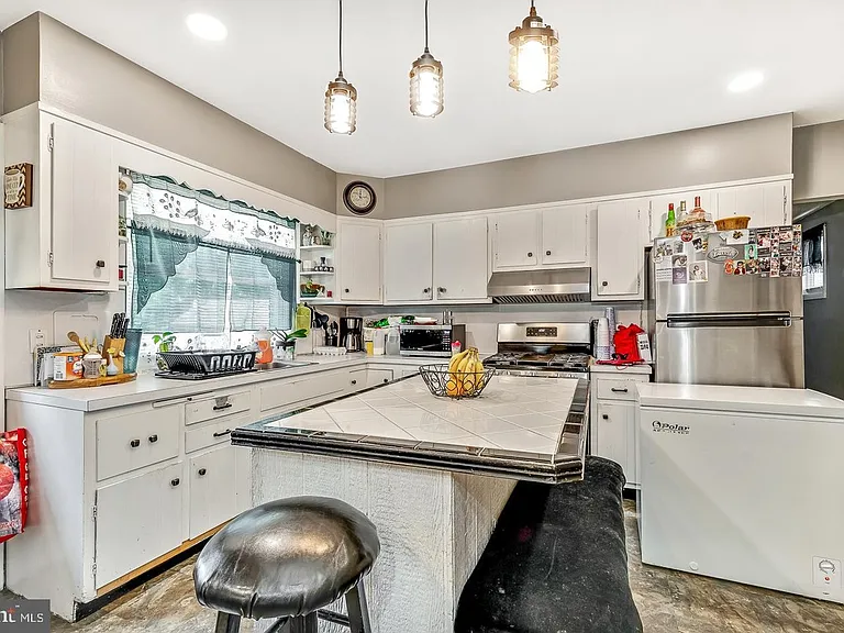 7525 Este Ave — Photo 5