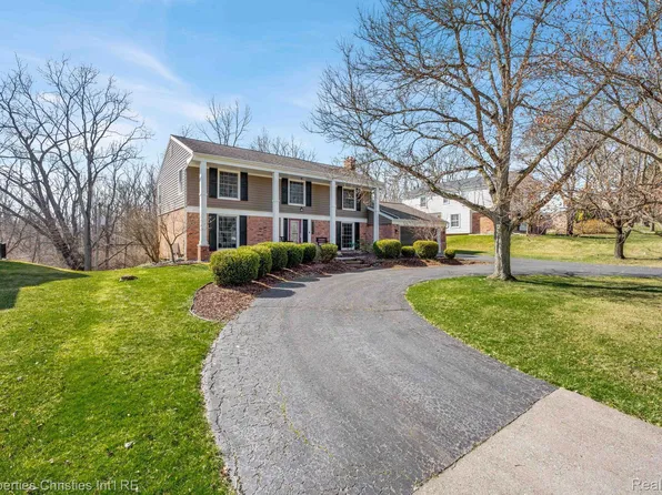 22665 Highbank Dr, Beverly Hills, MI 48025