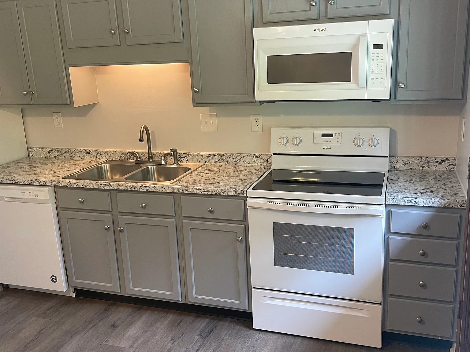 2 bed, 1.5 bath, 925 sqft, $1,775 — Photo 2