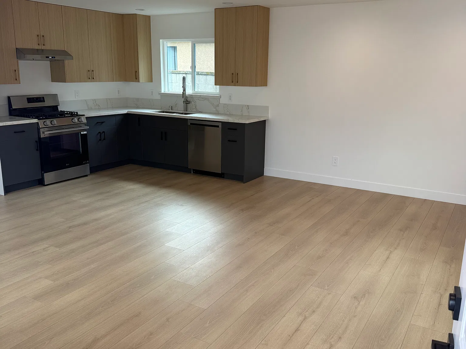 2 bed, 1000 sqft, $3,700 — Photo 3