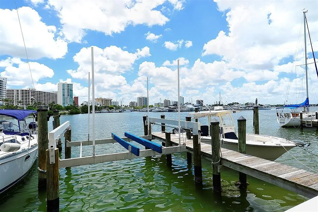 3 bed, 3.5 bath, 2791 sqft, $15,000 — Photo 3