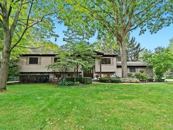 5375 Prentis Rd, Waterford, MI 48327