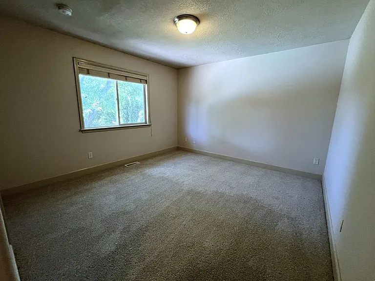 811 E Knoll Ct — Photo 33