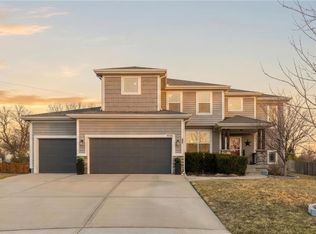 16724 S Skyview Ln, Olathe, KS 66062