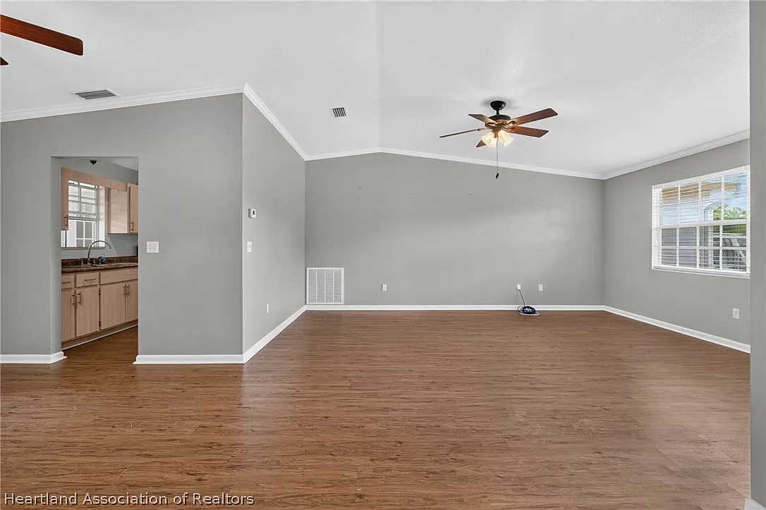 5 bed, 2.0 bath, 2093 sqft, $2,100 — Photo 3