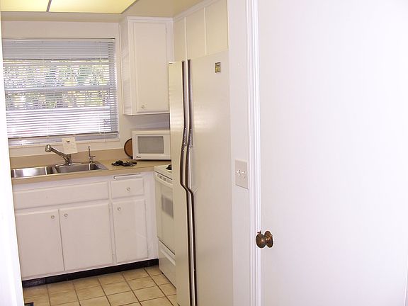 KITCHEN W/WALKIN PANTRY