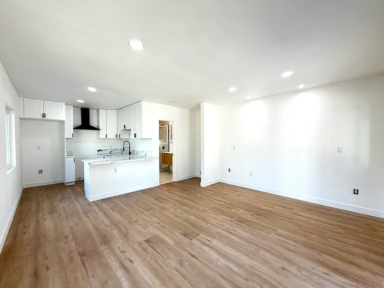 1356 W Trenton St #C — Photo 2