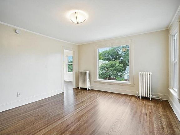 4th image of 1810 Queen Ave N
