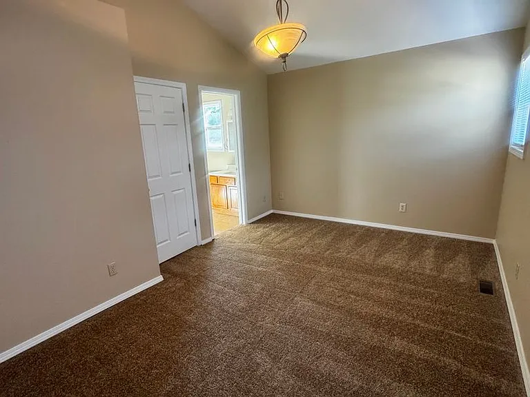 2429 E Monument St — Photo 23