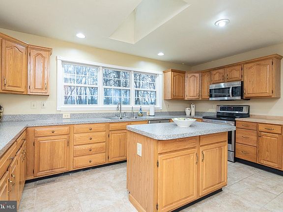 4th image of 712 Pheasant Dr