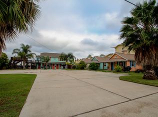 612 N Wood St, Rockport, TX 78382