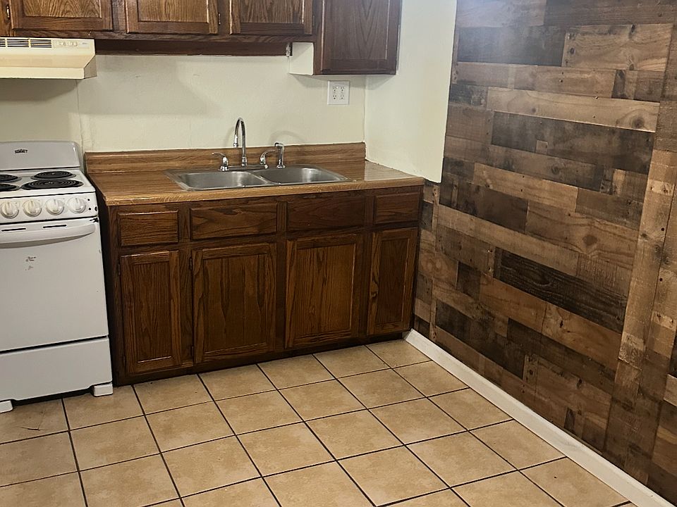 1st image of 710 Chesaning St APT 1
