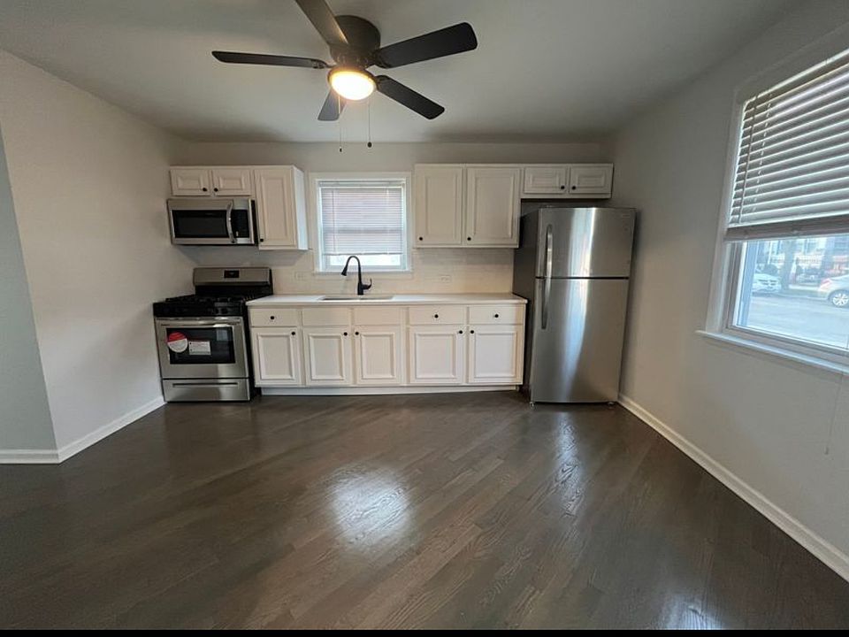 Kitchen. Quartz countertops, stainless steel appliances