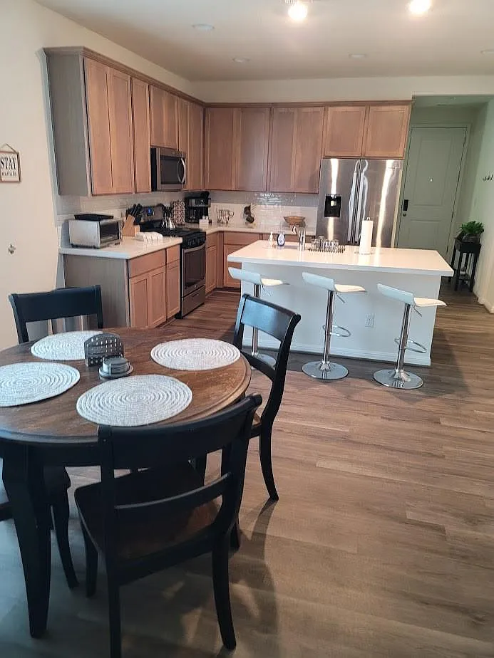 3 bed, 2.0 bath, 1720 sqft, $2,100 — Photo 2