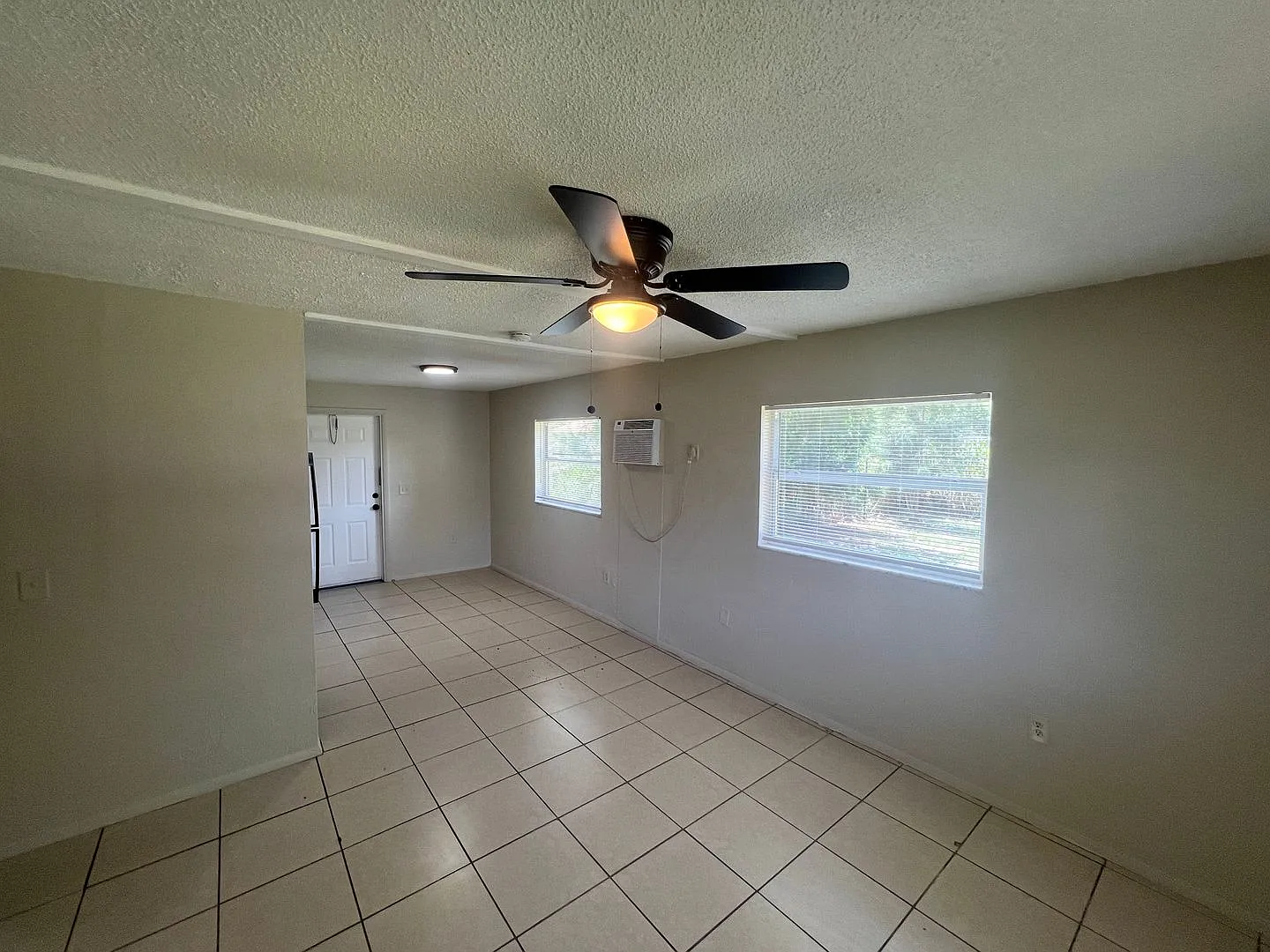 ** For Rent 2/1 Ready For A Long Term Tenant -- Fort Myers -- Pet Friendly ** — Photo 2
