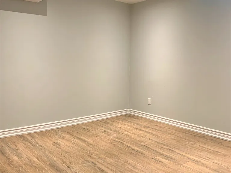 64 Mary Elizabeth Cres #BASEMENT — Photo 13