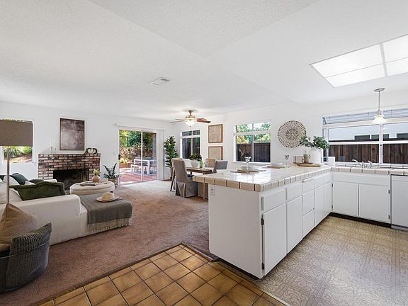 3rd image of 2424 Shoreline Drive
