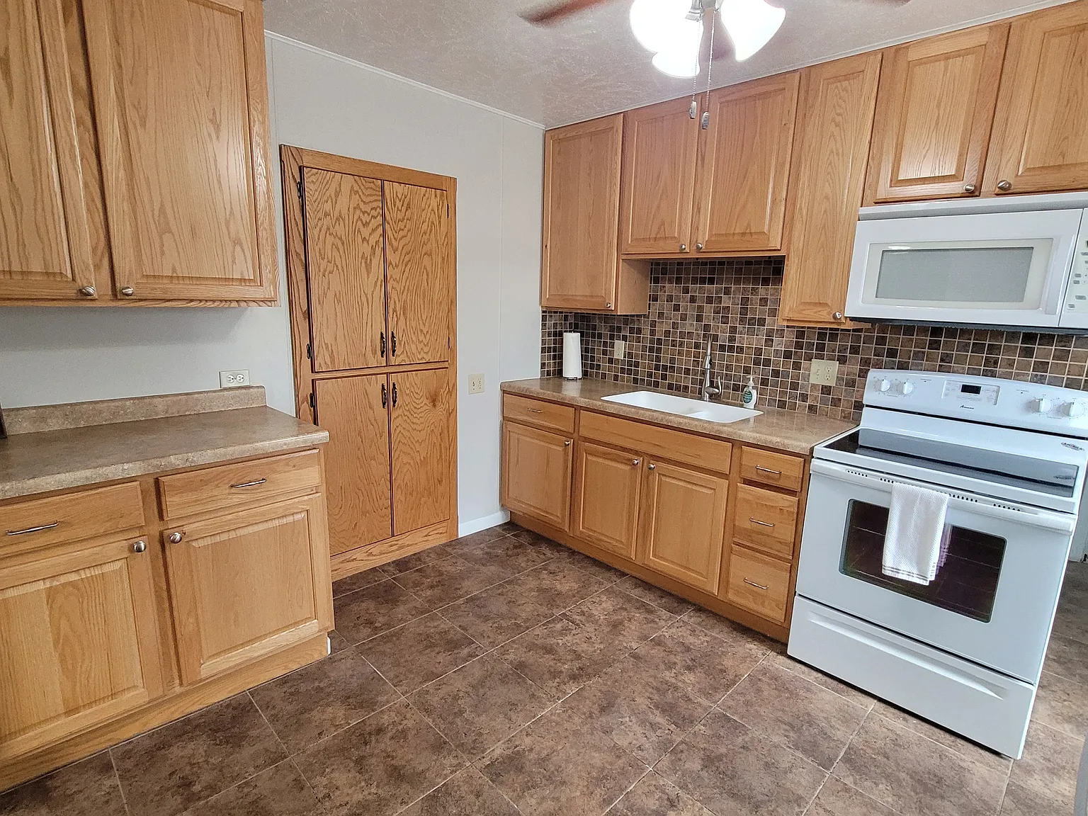 3 bed, 1.0 bath, 1169 sqft, $1,000 — Photo 2