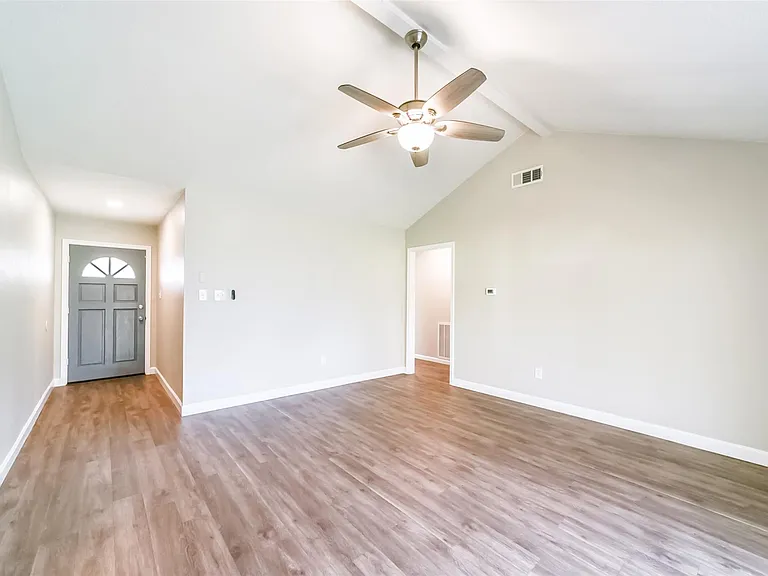 504 Avondale Ln — Photo 3