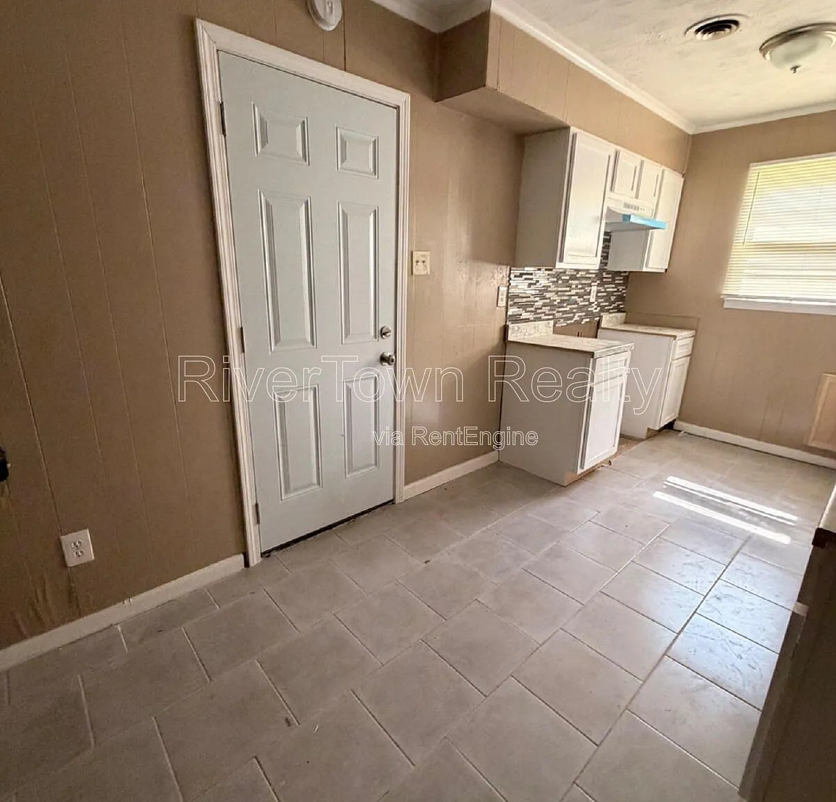 4 bed, 1.0 bath, 1307 sqft, $1,095 — Photo 4