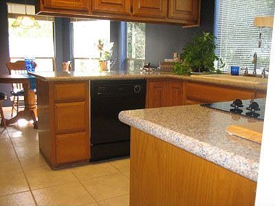 Kitchen w/upgraded composite granite countertops
