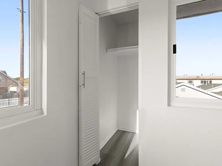 (Ar/Jo/Em:C) 1040 W. 91st Street — Photo 13