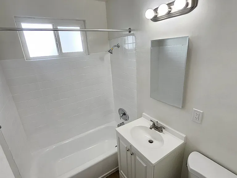 1375 W 20th St #1 — Photo 6