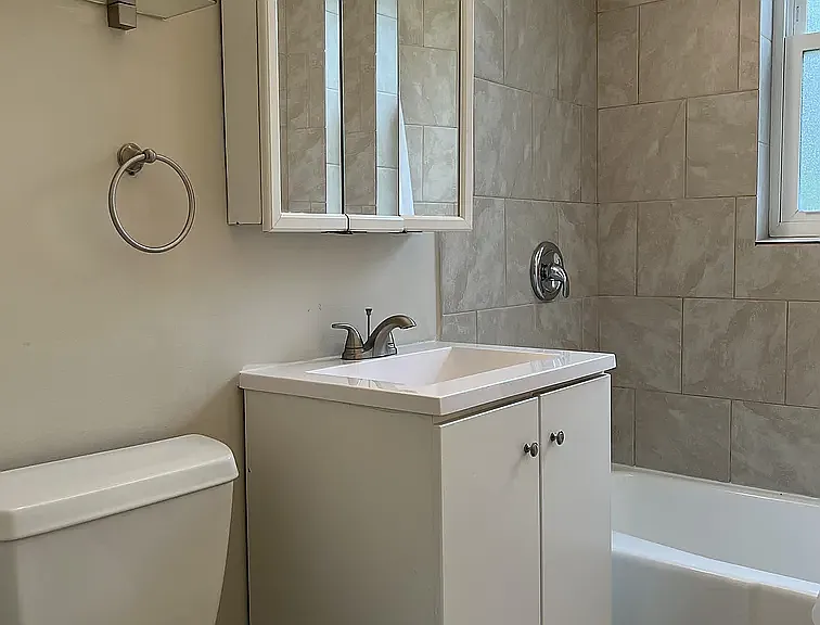 1032 E Division St #B — Photo 3