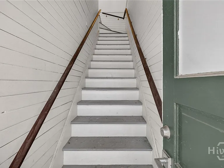 114 W Waldburg St — Photo 38