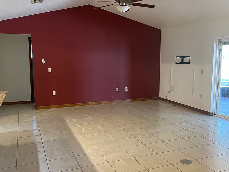 901 Nevada Dr NE — Photo 5