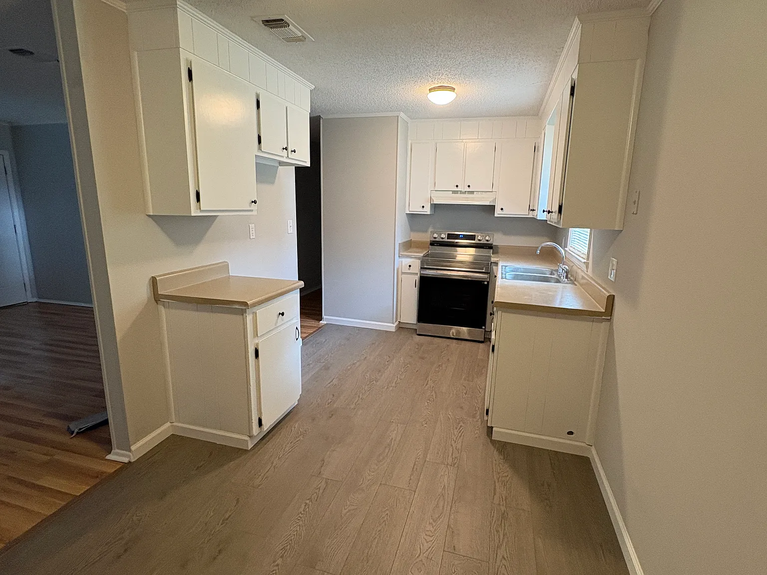 3 bed, 1.5 bath, 1056 sqft, $1,450 — Photo 4
