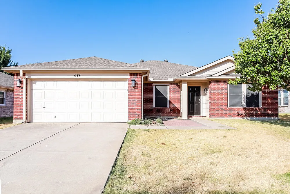 4 bed, 2.0 bath, 2080 sqft, $2,600 — Photo 1